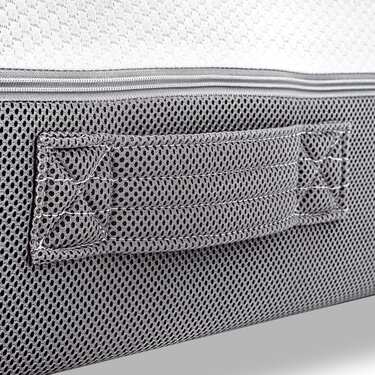 Viskoelastik-Matratze Sleezzz Premium 120 x 200 cm, Höhe 20 cm, Härtegrad H2/H3, mit Wendegriffen + Sleezzz® Cool Kühl-Effekt Kissen gratis