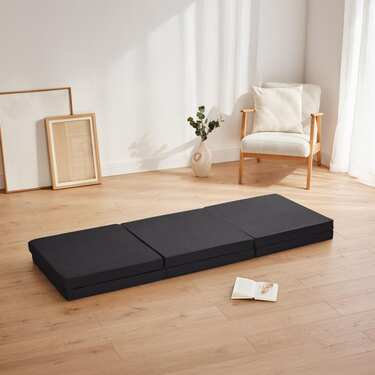 Rozkładany materac dla gości CloudComfort Basic 140 x 195 cm może być używany jako łóżko pojedyncze, łóżko podwójne i siedzisko.