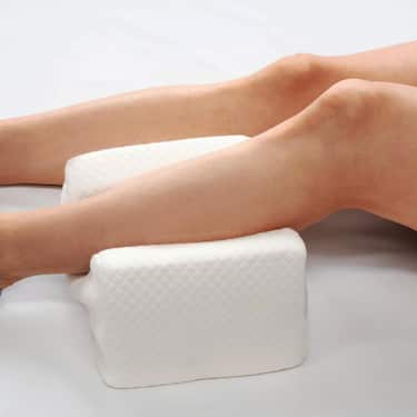 Kniekissen ergonomisch für Seitenschläfer 24 x 20 x 15 cm mit Cooling Effekt Bezug